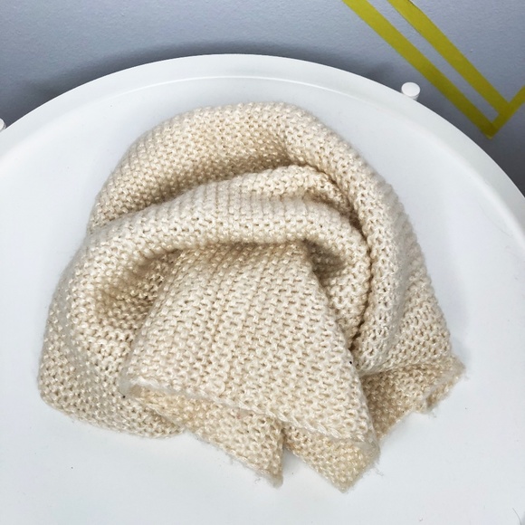 H&M Creme Circle Knit Scarf - Picture 2 of 3